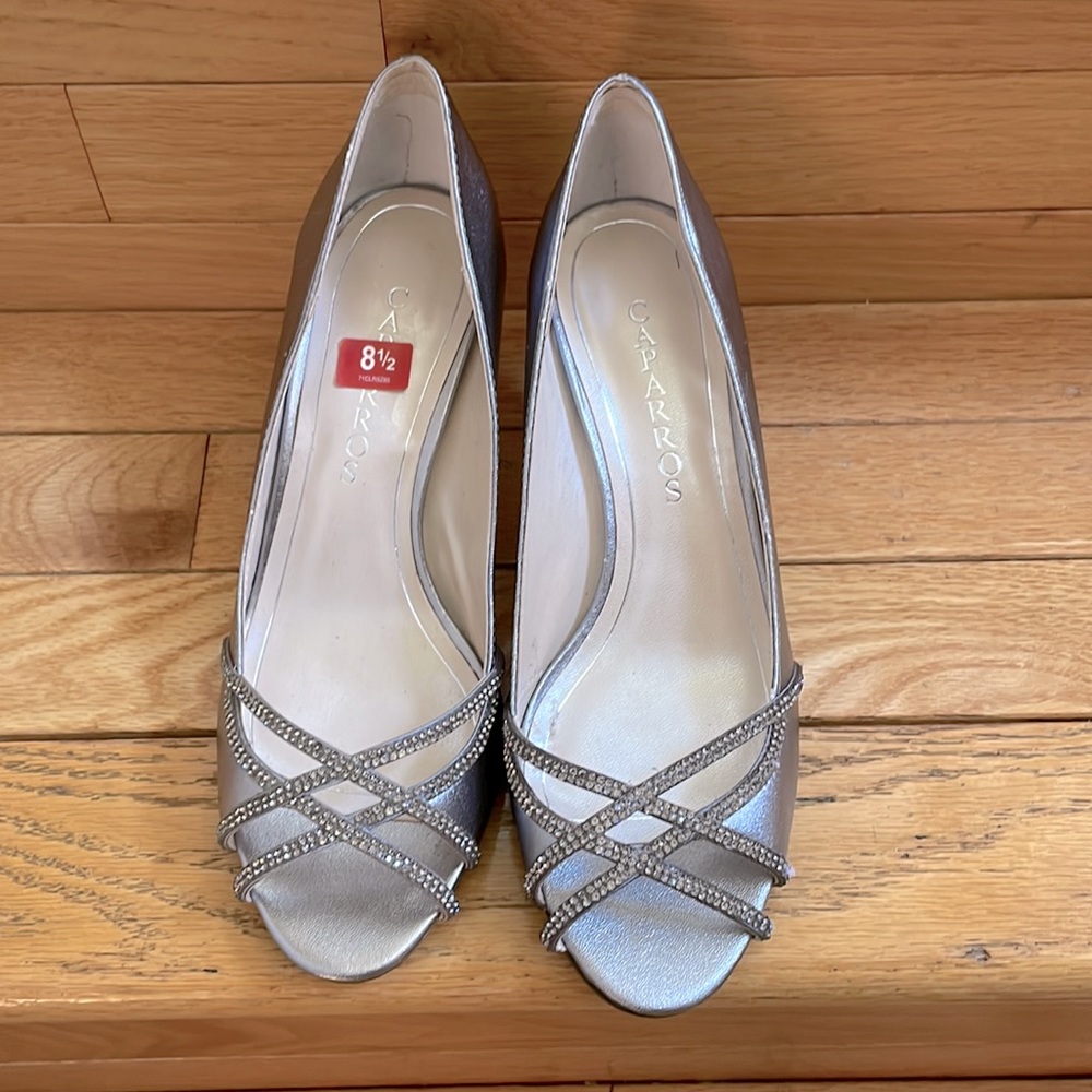 NWOT Women’s Silver Pumps With Rhinestones Size 8.5 B